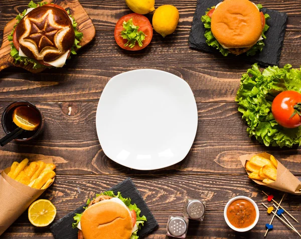 Вид зверху на смачний гамбургер, з овочами, на дерев'яній б — стокове фото