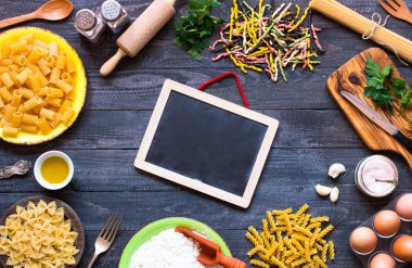 Makarna arka plan. Çeşitli sebze, serbest ile makarna 