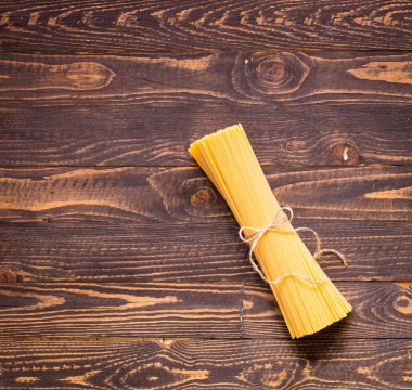 İtalyan pasta dekorasyon yakın çekim. Ahşap bir arka plan üzerinde