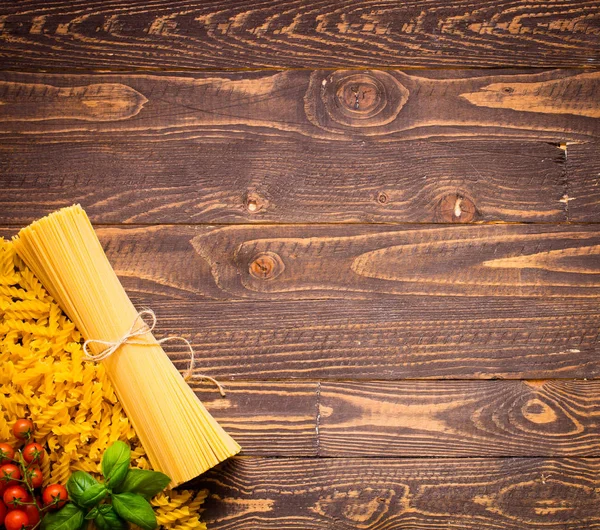 Primer plano de la decoración de la pasta italiana. Sobre un fondo de madera —  Fotos de Stock