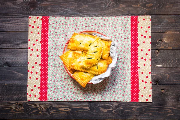 Delicious pie with spinach, made at home, on a wooden background — Stock Photo, Image