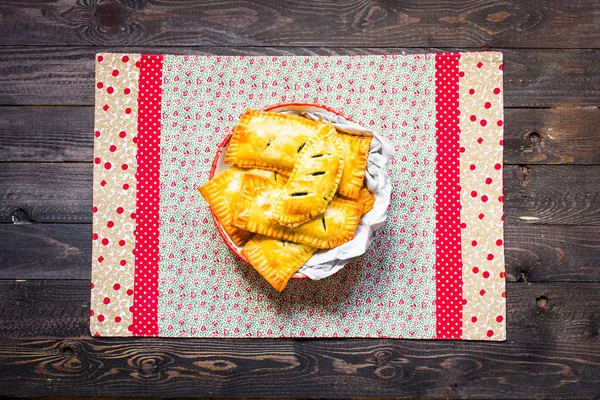 Délicieuse tarte aux épinards, faite à la maison, sur un fond en bois — Photo