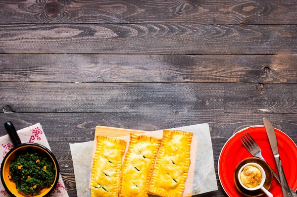 Delicioso pastel con espinacas, hecho en casa, sobre un fondo de madera — Foto de Stock