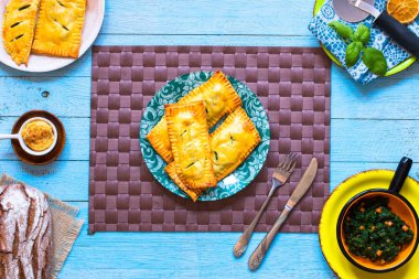 Ispanaklı, evde, bir ahşap arka plan üzerinde yapılan lezzetli pasta