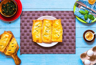 Ispanaklı, evde, bir ahşap arka plan üzerinde yapılan lezzetli pasta