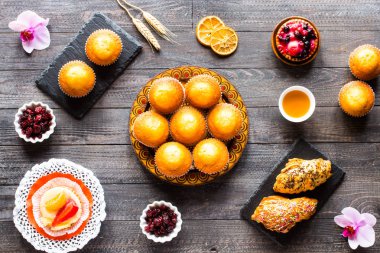 Yoğurtlu, ahşap arka plan w lezzetli ev yapımı kekler