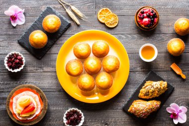 Yoğurtlu, ahşap arka plan w lezzetli ev yapımı kekler