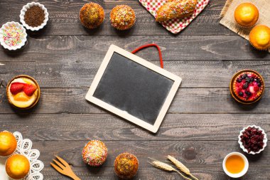 Yoğurtlu, ahşap arka plan w lezzetli ev yapımı kekler