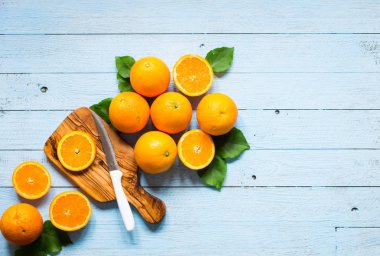 Taze turuncu ahşap arka plan üzerinde yaprakları ile. Üstten Görünüm,