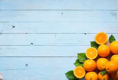 Taze turuncu ahşap arka plan üzerinde yaprakları ile. Üstten Görünüm,