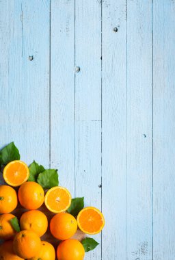 Taze turuncu ahşap arka plan üzerinde yaprakları ile. Üstten Görünüm,