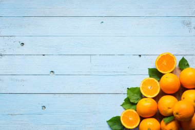 Taze turuncu ahşap arka plan üzerinde yaprakları ile. Üstten Görünüm,