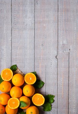 Taze turuncu ahşap arka plan üzerinde yaprakları ile. Üstten Görünüm,