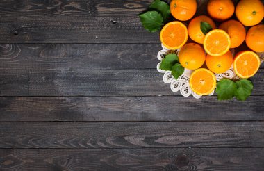 Taze turuncu ahşap arka plan üzerinde yaprakları ile. Üstten Görünüm,