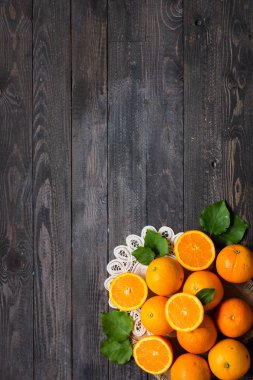 Taze turuncu ahşap arka plan üzerinde yaprakları ile. Üstten Görünüm,