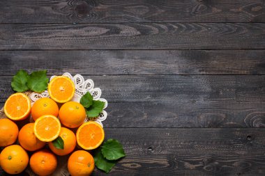 Taze turuncu ahşap arka plan üzerinde yaprakları ile. Üstten Görünüm,