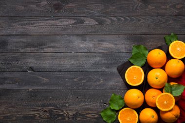 Taze turuncu ahşap arka plan üzerinde yaprakları ile. Üstten Görünüm,