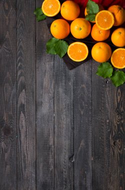 Taze turuncu ahşap arka plan üzerinde yaprakları ile. Üstten Görünüm,