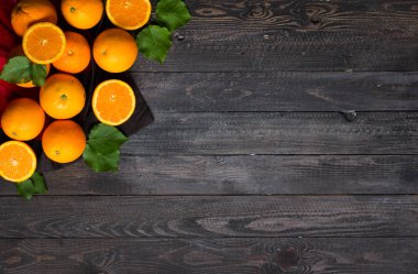 Taze turuncu ahşap arka plan üzerinde yaprakları ile. Üstten Görünüm,