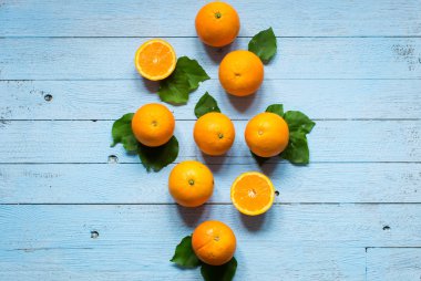 Taze turuncu ahşap arka plan üzerinde yaprakları ile. Üstten Görünüm,