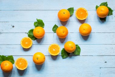 Taze turuncu ahşap arka plan üzerinde yaprakları ile. Üstten Görünüm,