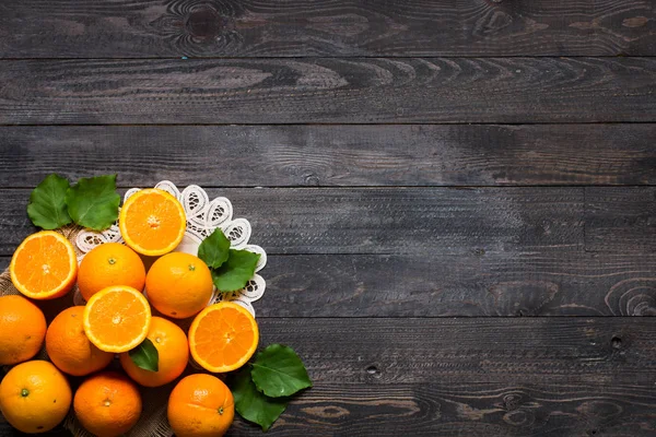 Taze turuncu ahşap arka plan üzerinde yaprakları ile. Üstten Görünüm,