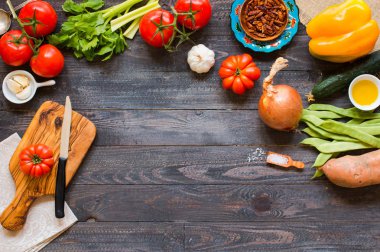 Farklı sebze, eski ahşap bir masa için alan türleri 