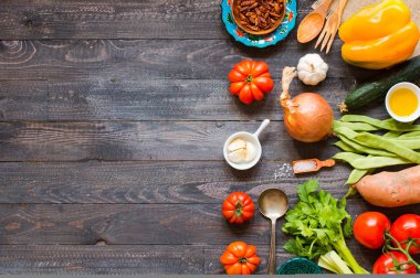 Farklı sebze, eski ahşap bir masa için alan türleri 