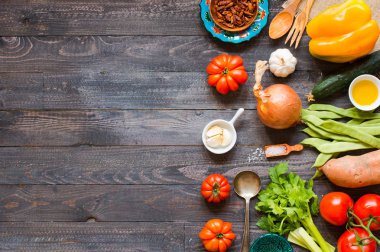 Farklı sebze, eski ahşap bir masa için alan türleri 