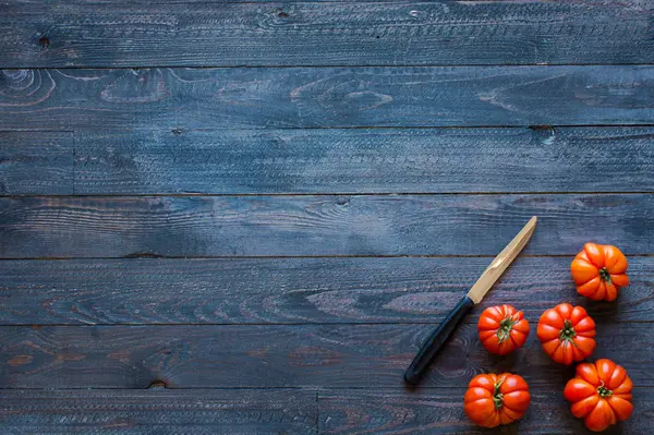 Diferentes tipos de verduras, sobre una vieja mesa de madera, espacio para —  Fotos de Stock