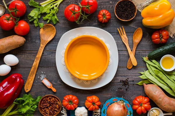 Diferentes tipos de vegetais, em uma mesa de madeira velha, espaço para — Fotografia de Stock