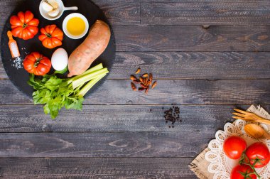 Farklı sebze, eski ahşap bir masa için alan türleri 