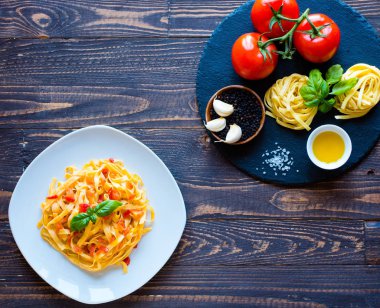 Tagliatelle mantarlı domates ve fesleğen, evde, ahşap bir bac üzerinde yapılan