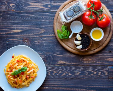 Tagliatelle mantarlı domates ve fesleğen, evde, ahşap bir bac üzerinde yapılan