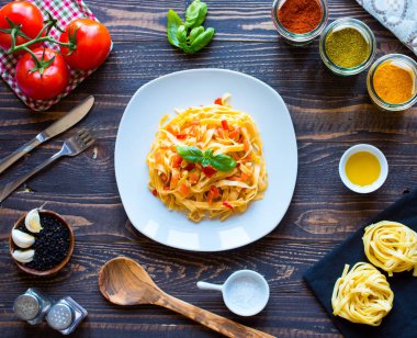 Tagliatelle mantarlı domates ve fesleğen, evde, ahşap bir bac üzerinde yapılan