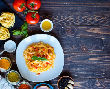 Tagliatelle mantarlı domates ve fesleğen, evde, ahşap bir bac üzerinde yapılan