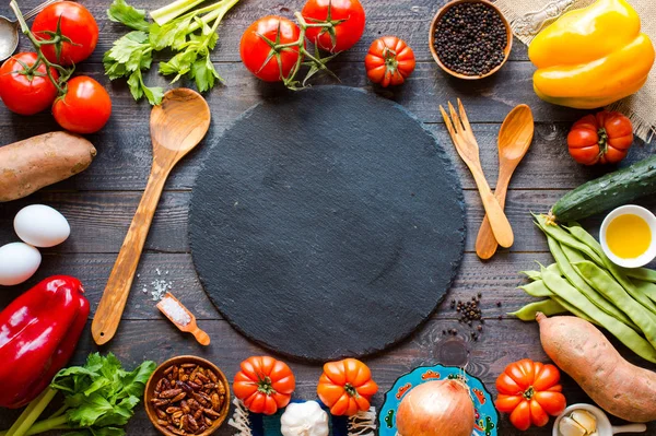 Diferentes tipos de vegetais, em uma mesa de madeira velha, espaço para — Fotografia de Stock