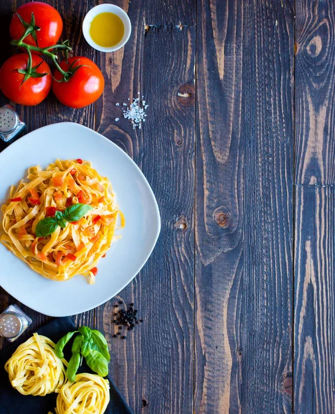 Tagliatelle mantarlı domates ve fesleğen, evde, ahşap bir bac üzerinde yapılan — Stok fotoğraf