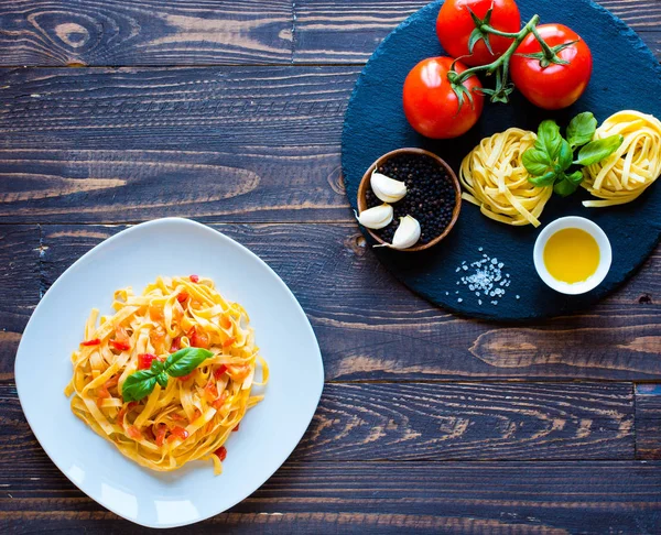 Tagliatelle mantarlı domates ve fesleğen, evde, ahşap bir bac üzerinde yapılan — Stok fotoğraf