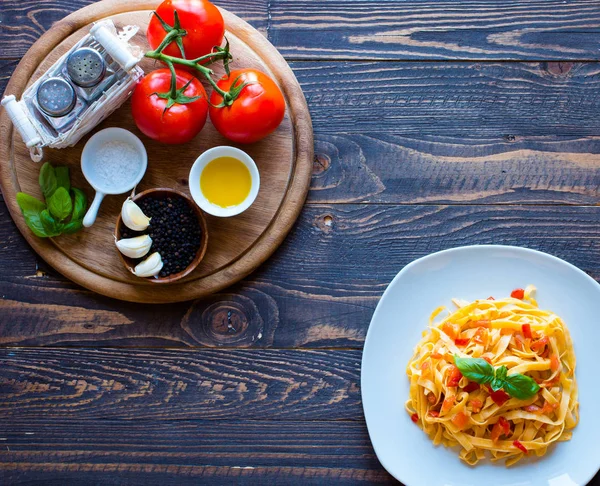 Tagliatelle mantarlı domates ve fesleğen, evde, ahşap bir bac üzerinde yapılan — Stok fotoğraf