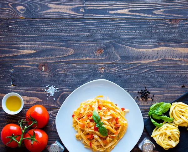 Tagliatelle mantarlı domates ve fesleğen, evde, ahşap bir bac üzerinde yapılan — Stok fotoğraf