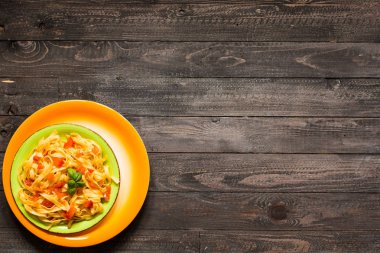 Tagliatelle mantarlı domates ve fesleğen, evde, ahşap bir bac üzerinde yapılan