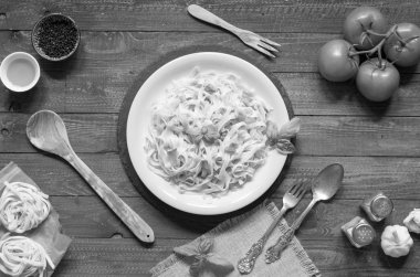 Tagliatelle mantarlı domates ve fesleğen, evde, ahşap bir bac üzerinde yapılan