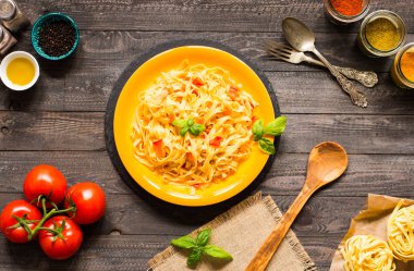 Tagliatelle mantarlı domates ve fesleğen, evde, ahşap bir bac üzerinde yapılan