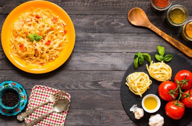 Tagliatelle mantarlı domates ve fesleğen, evde, ahşap bir bac üzerinde yapılan