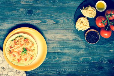 Tagliatelle mantarlı domates ve fesleğen, evde, ahşap bir bac üzerinde yapılan