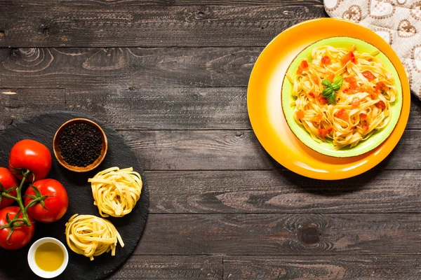 Tagliatelle mantarlı domates ve fesleğen, evde, ahşap bir bac üzerinde yapılan — Stok fotoğraf