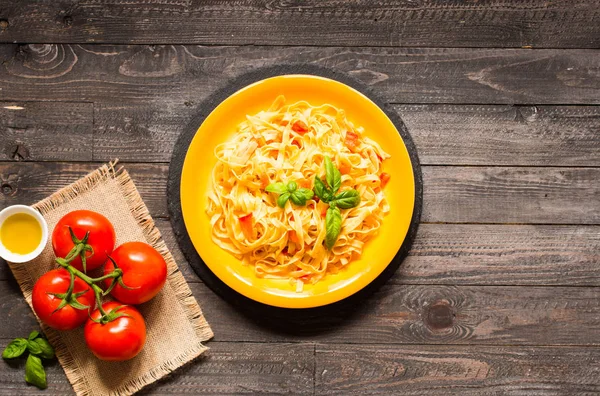 Tagliatelle mantarlı domates ve fesleğen, evde, ahşap bir bac üzerinde yapılan — Stok fotoğraf