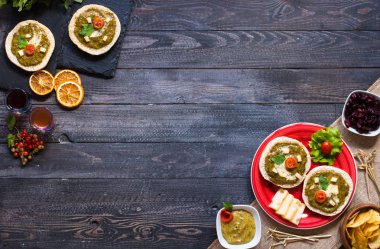 avokado, domates, peynir, h ile lezzetli ve lezzetli bruschetta