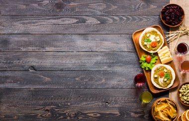 avokado, domates, peynir, h ile lezzetli ve lezzetli bruschetta